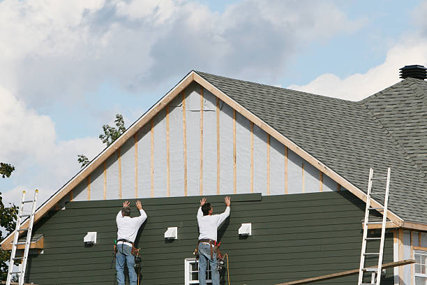 Professional Siding Installation technician working in Bloomingdale, IL